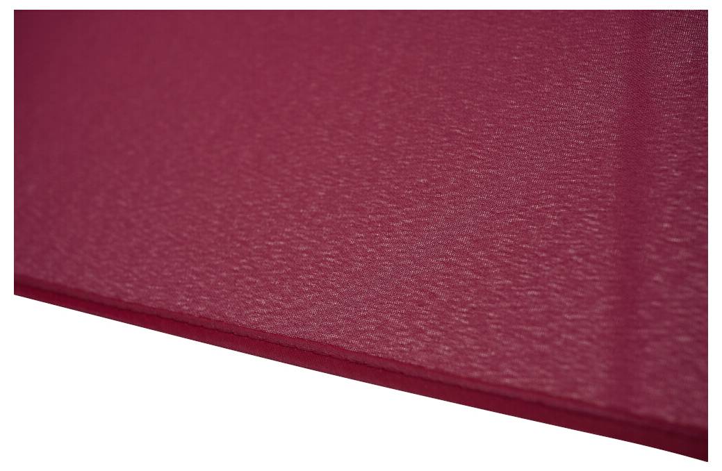 Detailní záběr na červený strukturovaný povrch nebo materiál vyplňující většinu obrázku s diagonální hranou v dolní části.