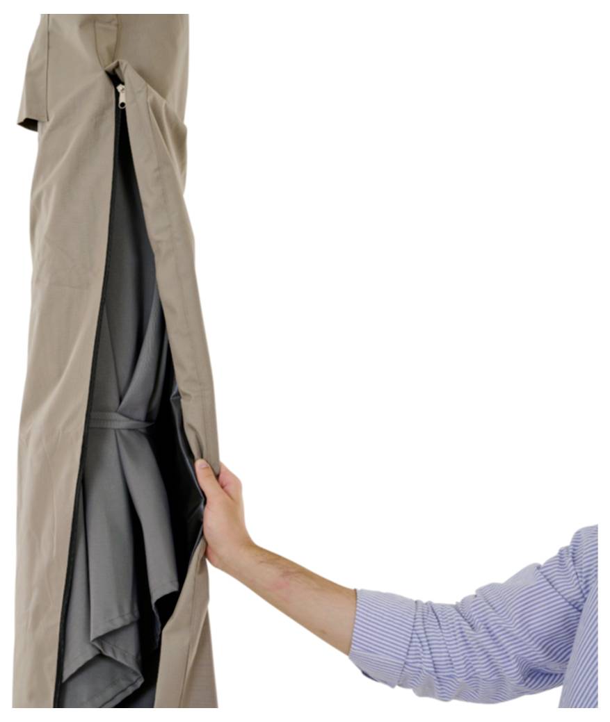 Osoba otevírá rukou béžový obal na oblečení nebo kryt na kabát, který odhaluje šedý oblek nebo sako uvnitř.