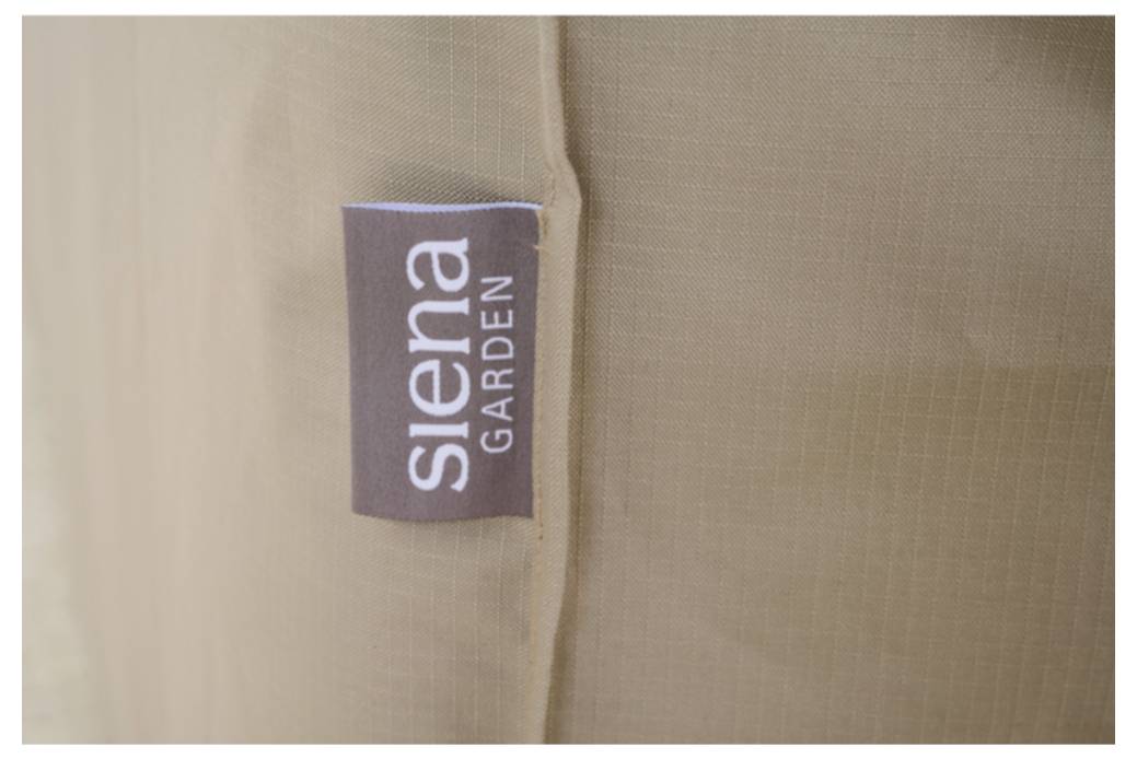 Detailní pohled na béžovou textilní obálku se šitou etiketou s textem "Siena Garden".