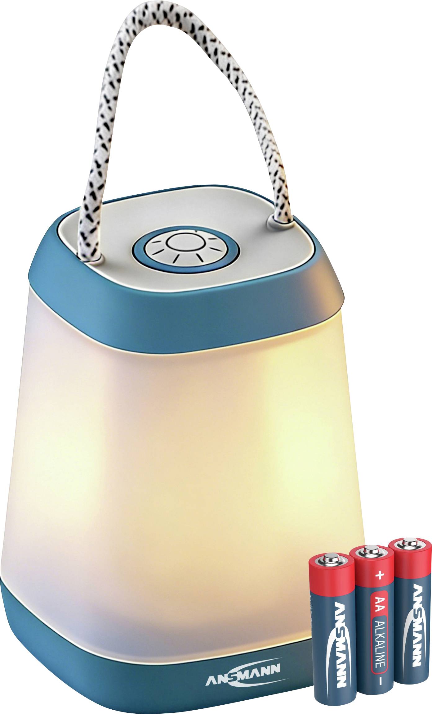 Přenosná LED lucerna s přepravní rukojetí a třemi bateriemi AA zobrazené vedle ní, což naznačuje napájení na baterie.