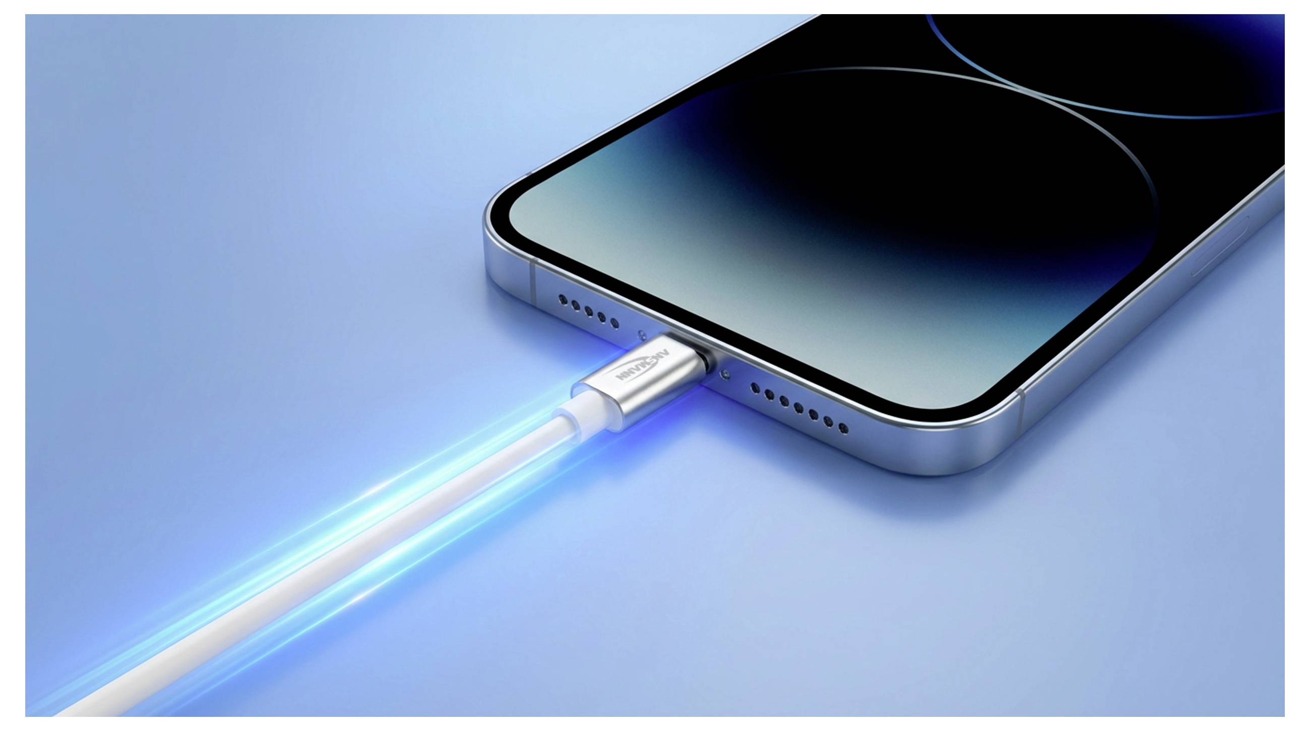 Chytrý telefon se nabíjí se zářícím modrým kabelem USB-C zapojeným do jeho spodního okraje na modrém pozadí.