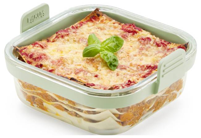 Čtvercová skleněná zapékací mísa se zelenými ušima víka obsahující vrstvené lasagne s roztaveným sýrem a bazalkou jako ozdobou.