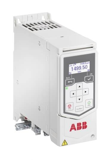 Průmyslový pohon motoru ABB s digitálním displejem zobrazujícím 1499.50 a ovládáním pomocí klávesnice na bílé jednotce.