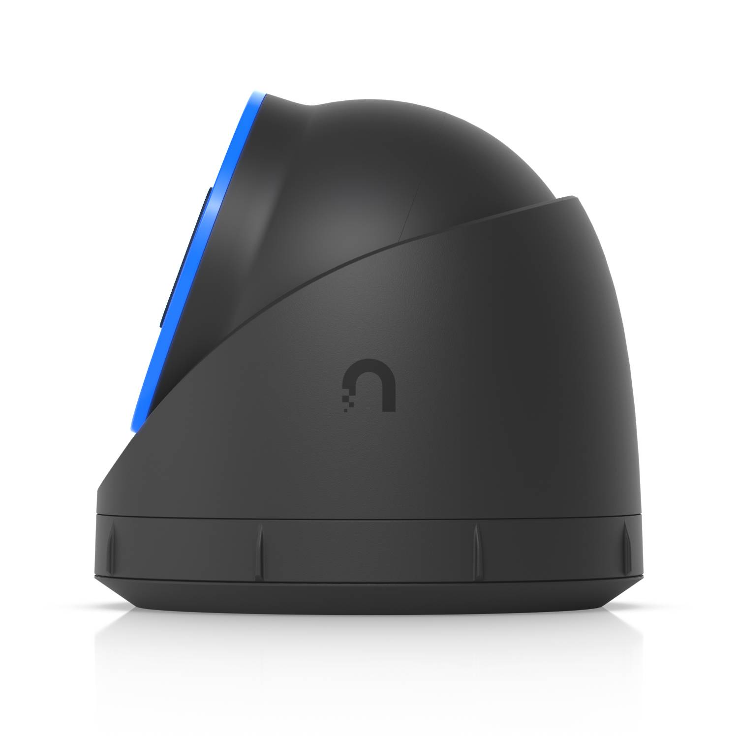 Černá ergonomická vertikální myš s modrým bočním akcentem zobrazená v profilu na bílém pozadí.