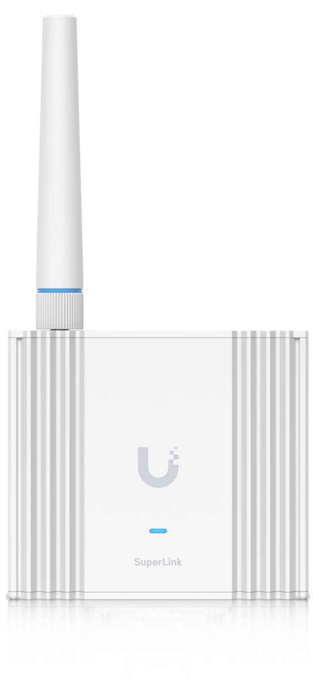 Bílé bezdrátové zařízení Ubiquiti SuperLink s vysokou vertikální anténou a přední stavovým indikátorem, zobrazeno na bílém pozadí.