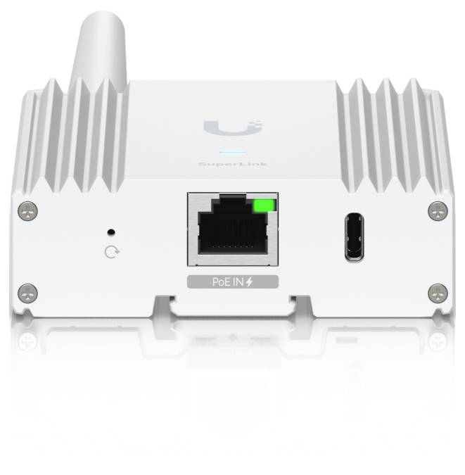 Bílé síťové zařízení Ubiquiti s portem Ethernet označeným 'PoE IN', portem USB-C a stavovým LED indikátorem, zobrazeno v přední perspektivě.