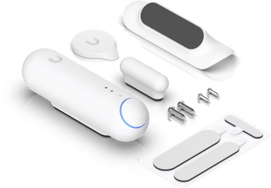 Bílé bezdrátové komponenty gadgetů rozložené na světlém pozadí, včetně přenosného zařízení, nabíjecího pouzdra, dvou sluchátek a malých kovových sponek.