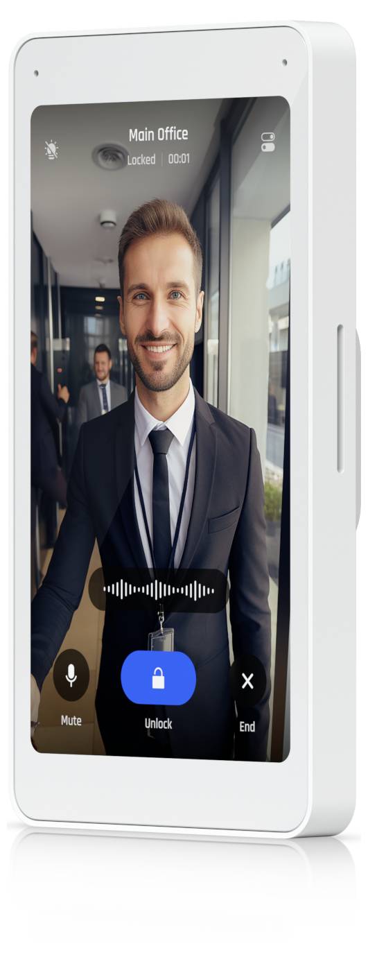 Bílý nástěnný videotelefon zobrazující živý obraz úsměvajícího se muže u vstupu "Hlavní kancelář" s tlačítky pro Ztlumení zvuku, Odemknutí a Ukončení.