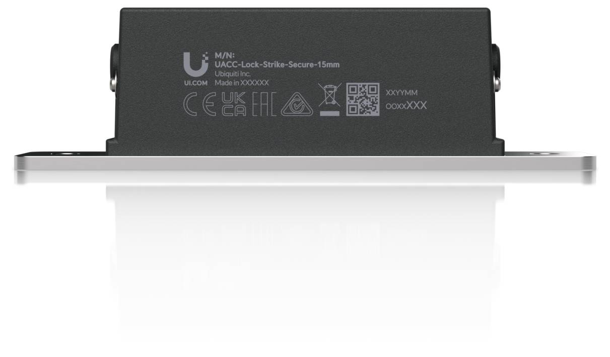 Černý modul zámku UMAC UACC-Lock-Strike-Secure-15mm namontovaný na kovové konzole, zobrazený v produktovém pohledu s certifikačními značkami.