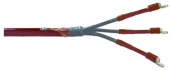 Třížilový elektrický kabel s exponovanými vnitřními vodiči větvícími se z poříznutého konce na černém pozadí.