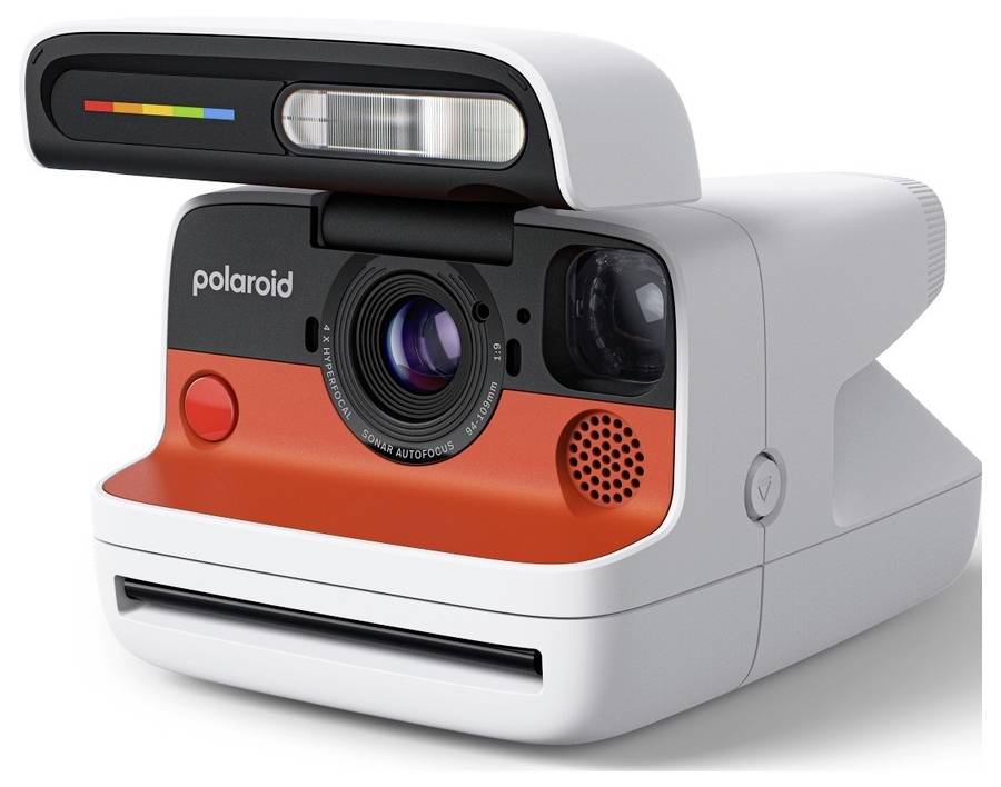 Polaroidní instantní fotoaparát s retro designem, bílé tělo, oranžový přední panel, velký objektiv, blesk a pruh s duhou.