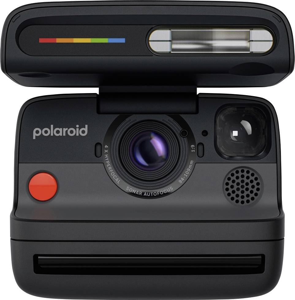 Černý instantní fotoaparát Polaroid čelní pohled s objektivem, bleskem, hledáčkem a červeným spouští.