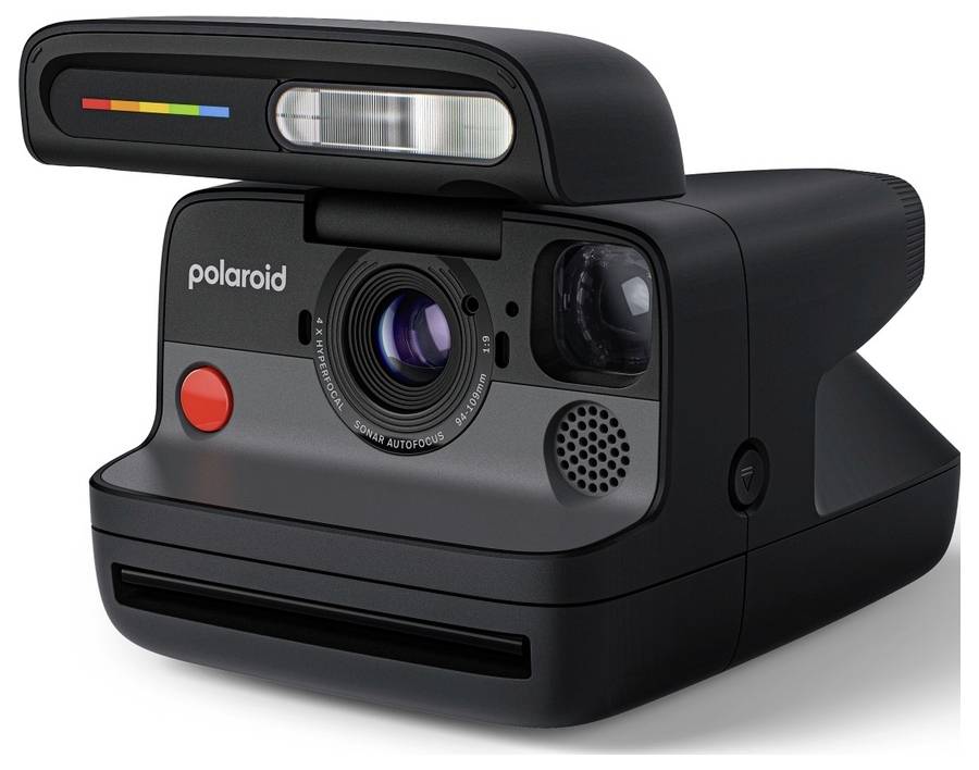 Černý instantní fotoaparát Polaroid s duhovým zábleskovým lištem a červeným tlačítkem spouště, zobrazený na bílém pozadí.