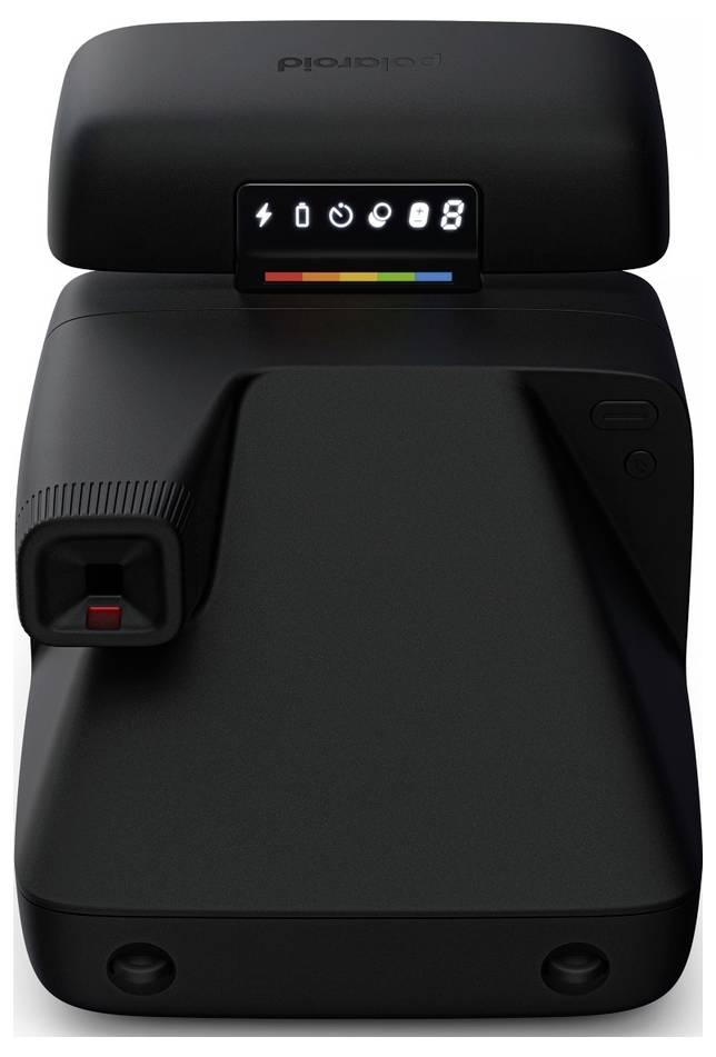 Černý instantní fotoaparát Polaroid z přední strany s ikonami blesku, malým stavovým displejem a duhovým akcentem pod horním modulem.