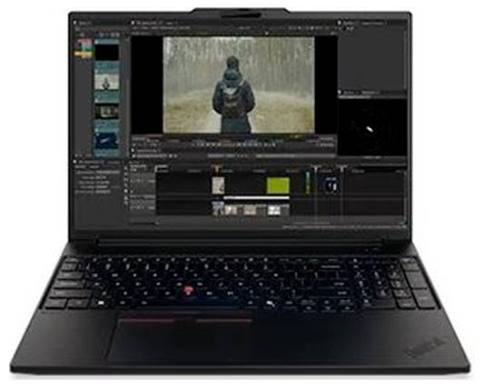 Laptop zobrazující software pro editaci videa s náhledem osoby v bundě s kapucí a časovou linií klipů pod ním.
