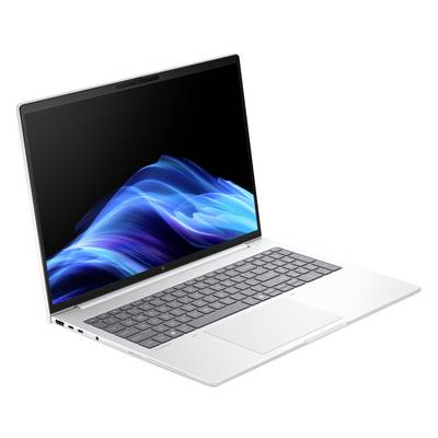 Stříbrný notebook s otevřenou obrazovkou zobrazující modré abstraktní vlnité pozadí na bílém podkladu.