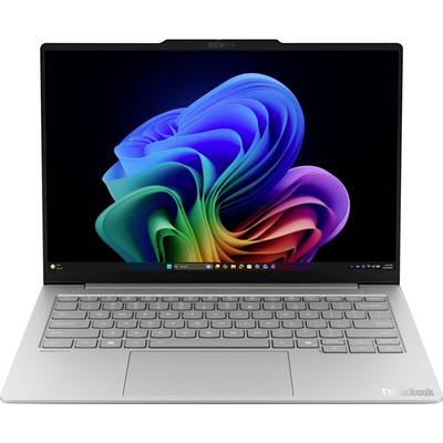 Stříbrný notebook Lenovo ThinkBook otevřený na bílém pozadí, na displeji je zobrazena barevná abstraktní tapeta Windows 11.