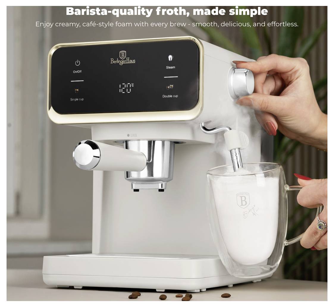 Ruka nalejší mléko v průhledném hrnku pomocí espressa BedreHus; text říká „Pěna barista kvality, jednoduše" a „Užijte si krémový pěnu v kavárně podobného stylu s každým náparem - hladkou, chutnou a bez námahy."