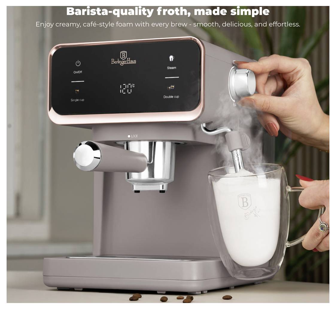 Espresso automat v kvalitě barista připravuje mléko k šlehání do sklenice, přičemž ruce jej parují; text zní „Šlehané mléko v kvalitě barista, jednoduše".
