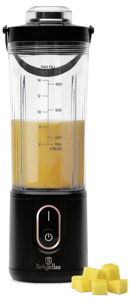 Černá míchačka BlenderHaus s nádobou obsahující oranžovou kapalinu a značkami „MAX FILL", plus naskládané kostky manga vedle ní.