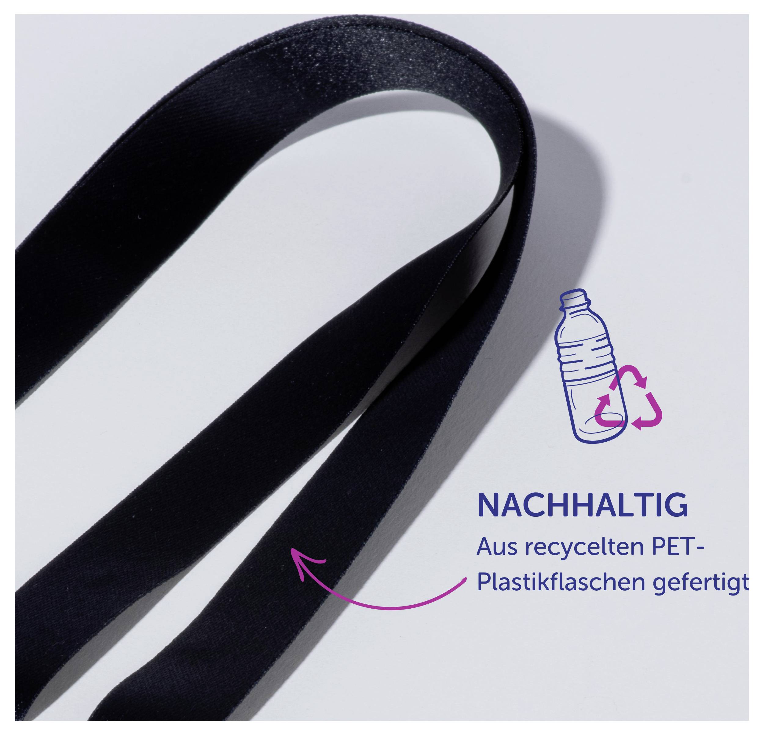 Černá páska z recyklovaných PET lahví s textem „UDRŽITELNÝ" a symbolem lahve jako údaj na udržitelný materiál