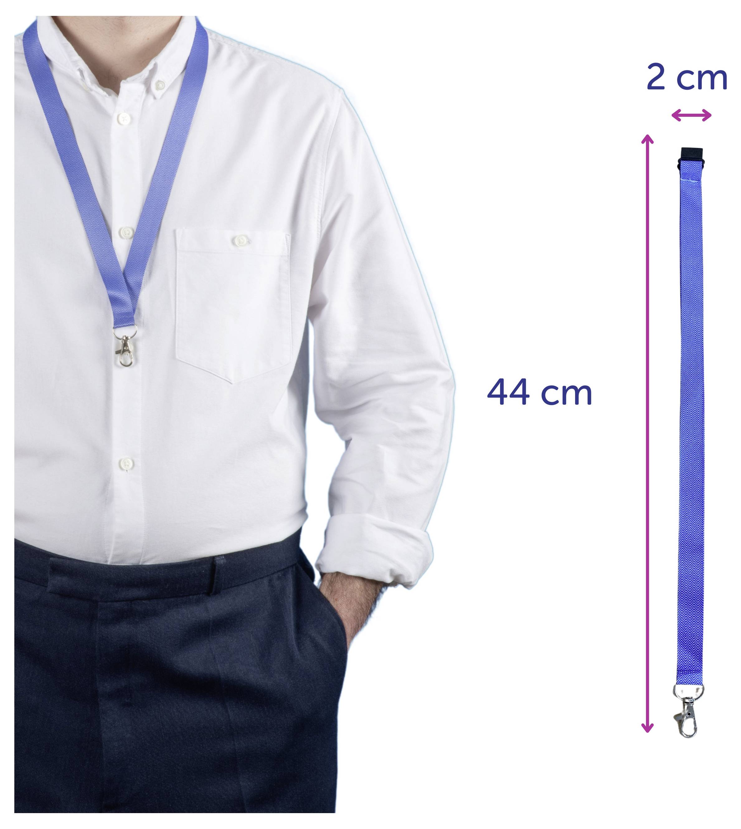 Muž nese modrou přenosnou pásku s karabinou; vpravo jsou zobrazeny rozměry 44 cm délky a 2 cm šířky.