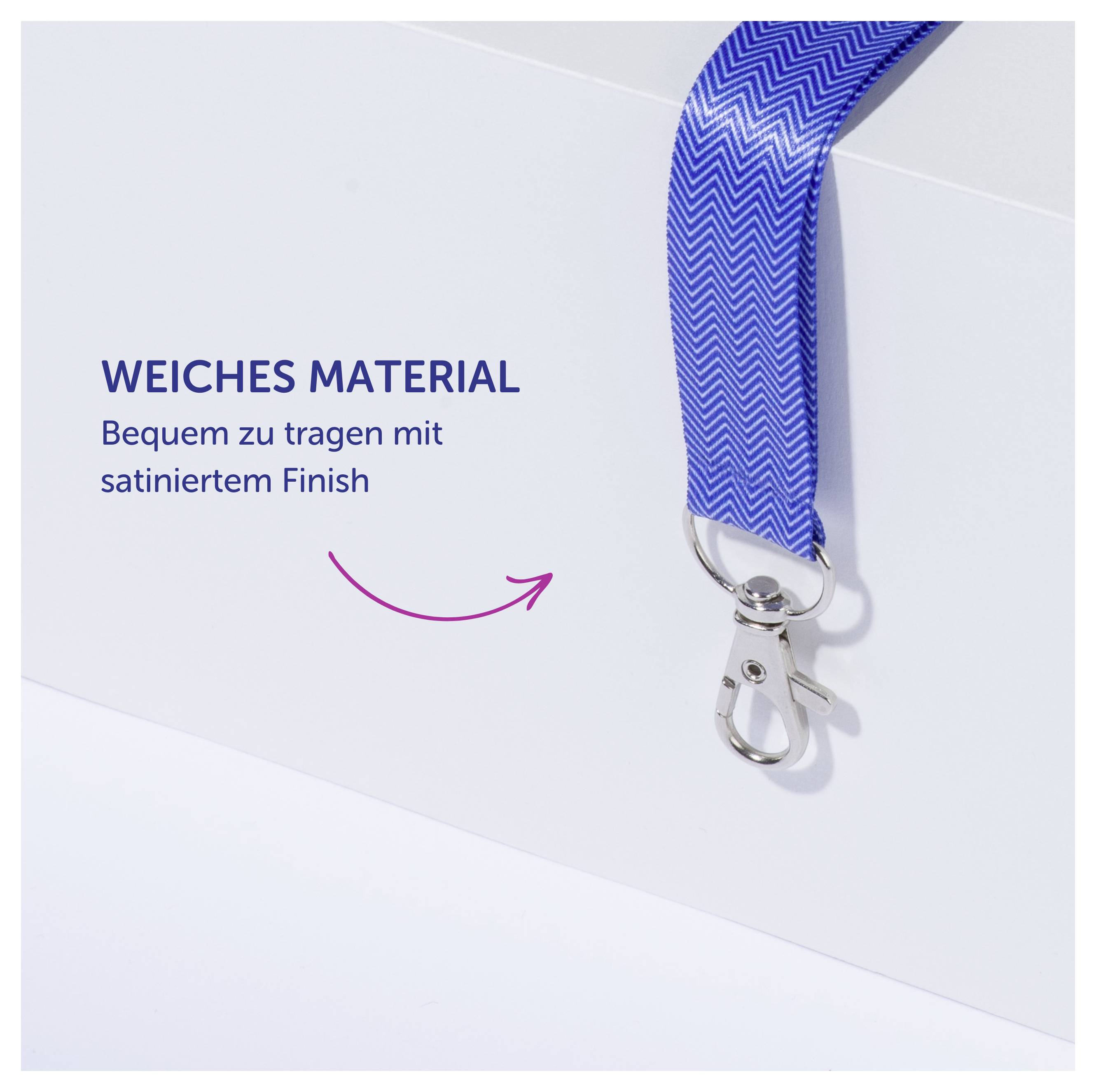 Modré lanyard s karabinou; Text: 'MĚKKÝ MATERIÁL' a 'Pohodlné nošení se satin matným povrchem'.