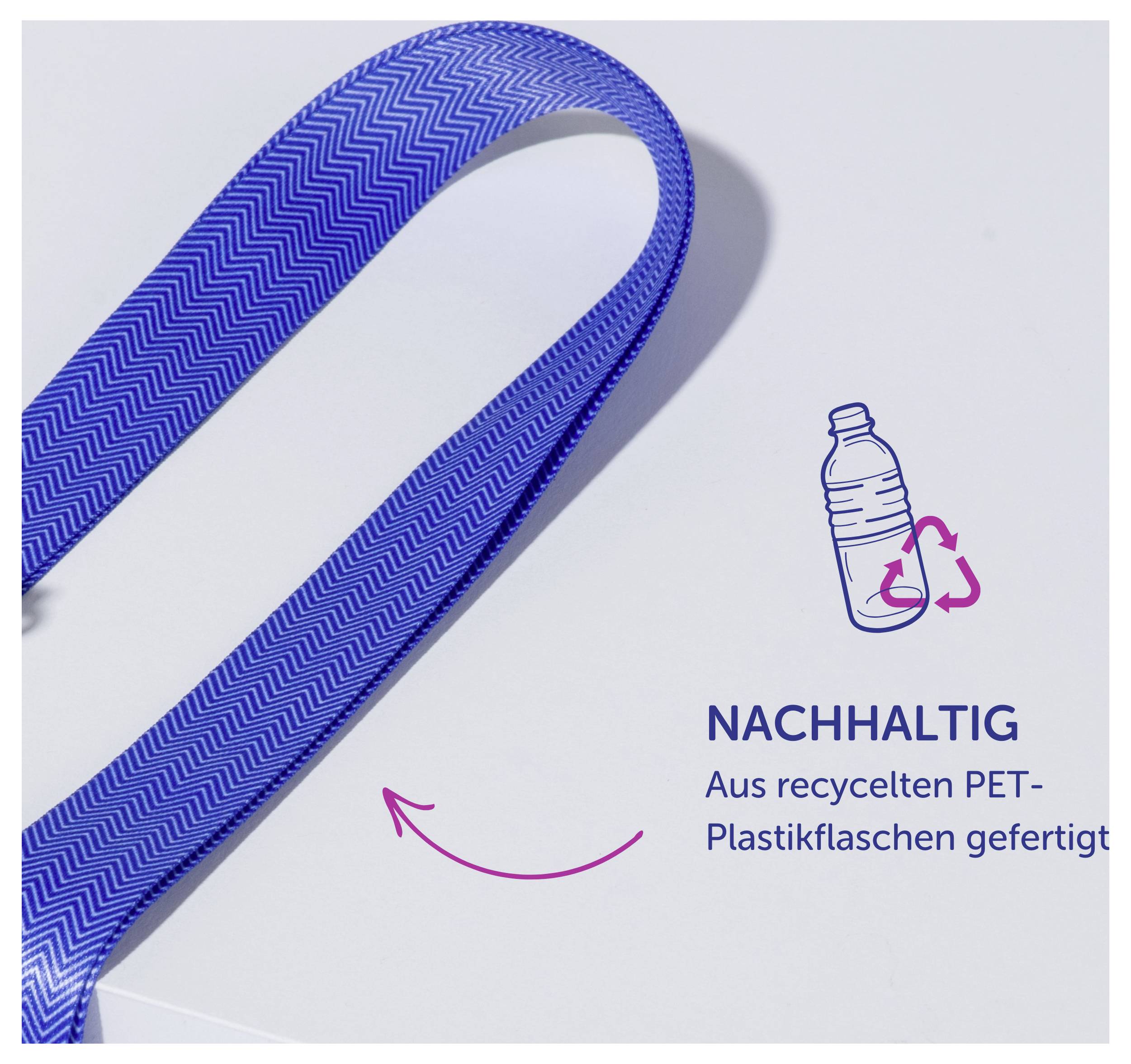 Modré strukturované pásky vedle symbolu PET lahve se znakem recyklace a textem „UDRŽITELNÉ – Vyrobeno z recyklovaných PET plastových lahví".