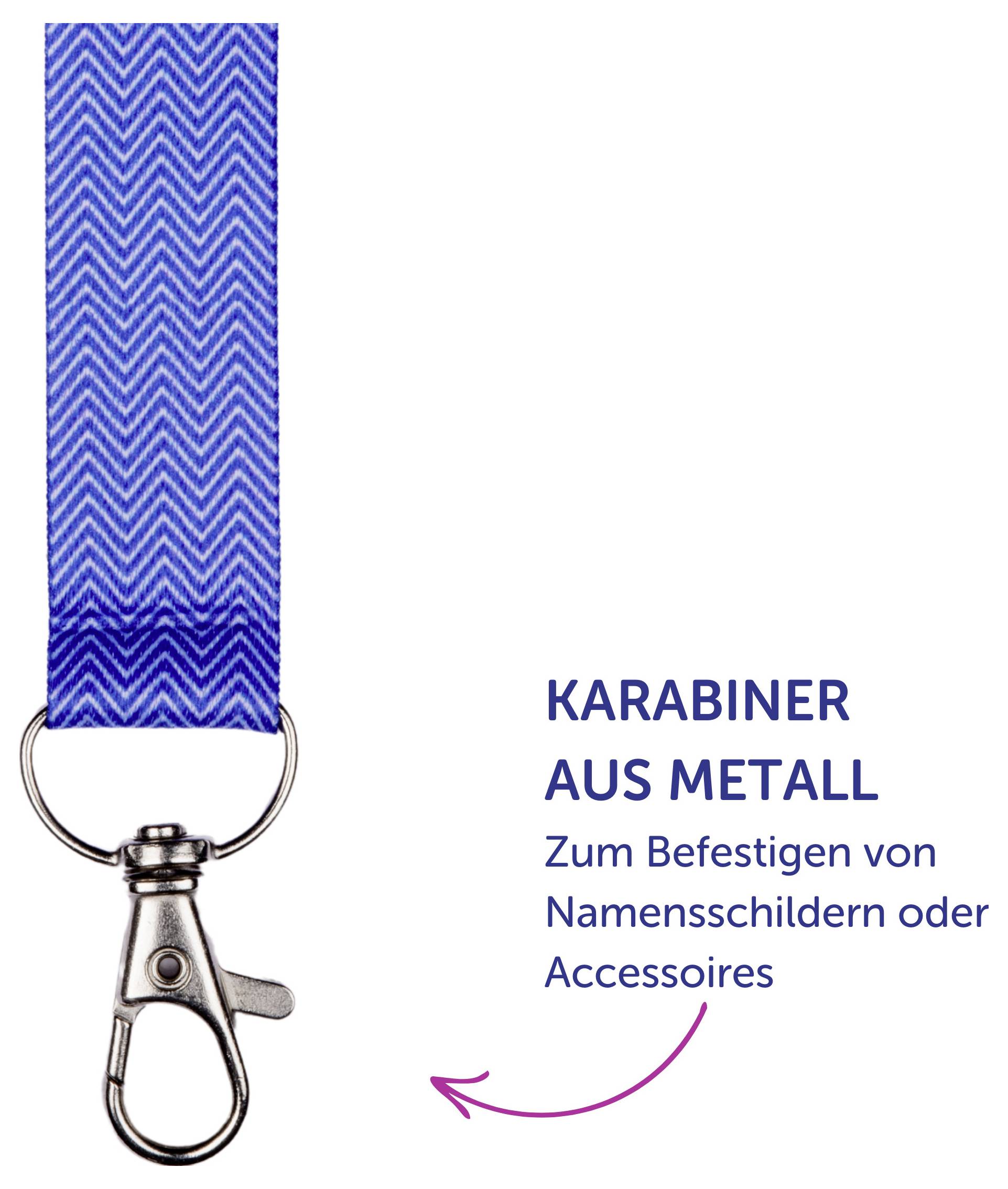 Modrý cikcakový popruh s kovovým karabinou; vpravo text „KARABINER Z KOVU" a „K připevnění jmenovek nebo doplňků".