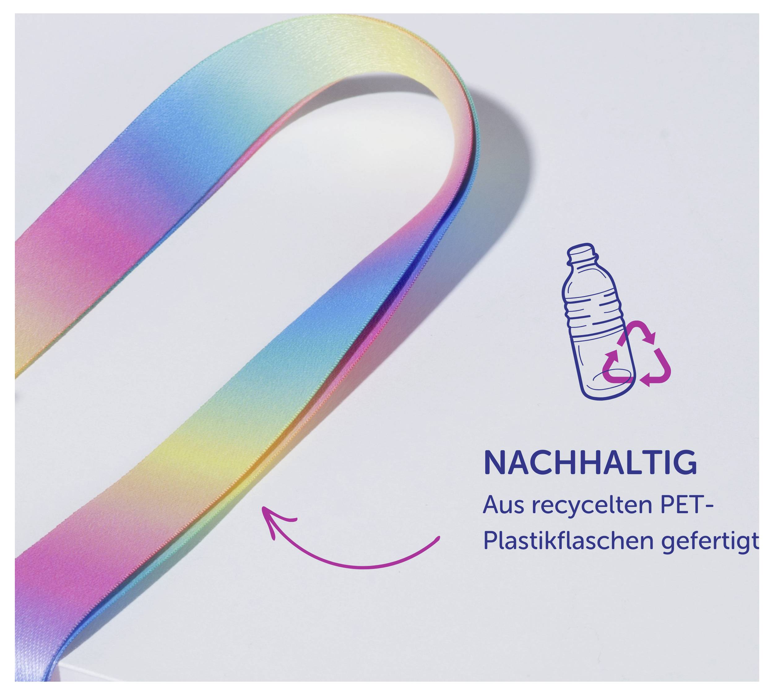 Duhovitý látkový pás z recyklovaných PET plastových lahví; Text: 'UDRŽITELNÝ' a 'Vyrobeno z recyklovaných PET plastových lahví' se symbolem recyklačních lahví.