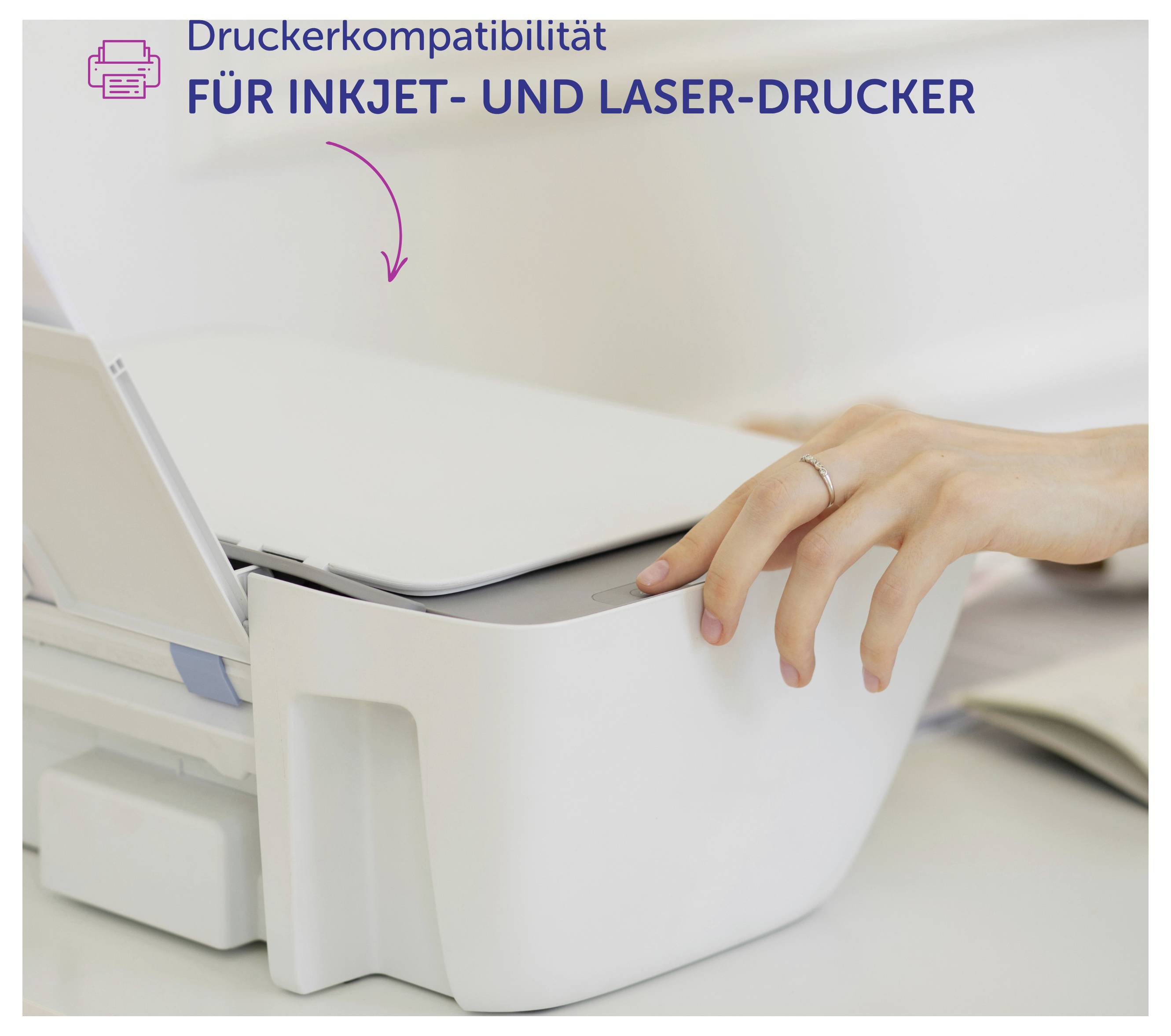 Ruka a tiskárna s podavačem papíru; Text: 'Kompatibilita tiskárny PRO INKOUSTOVÉ A LASEROVÉ TISKÁRNY' se šipkou směřující k tiskárně.