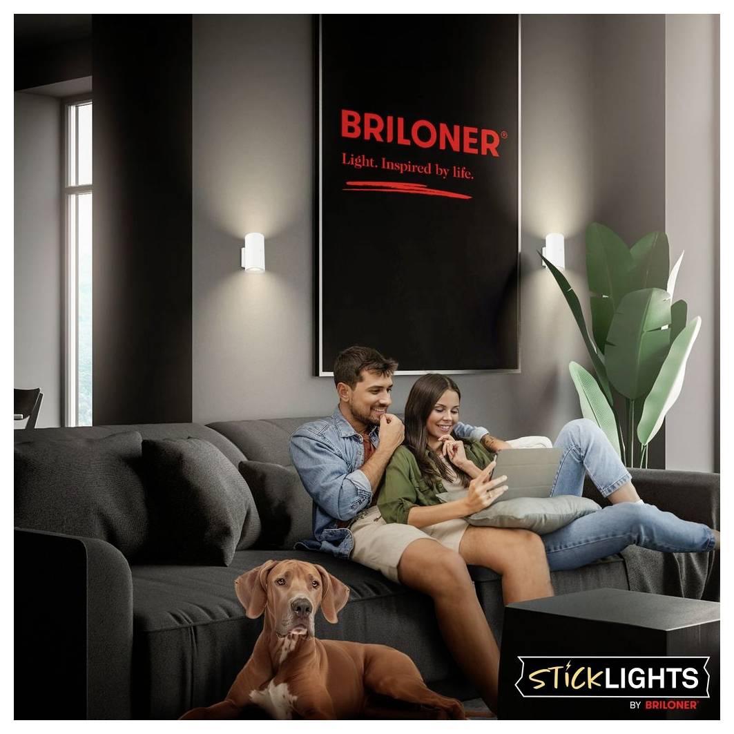 Pár si odpočívá na pohovce se psem v moderním obývacím pokoji; nástěnný nápis zní „BRILONER Light. Inspirováno životem." a krabice říká „STICKLIGHTS od BRILONER".