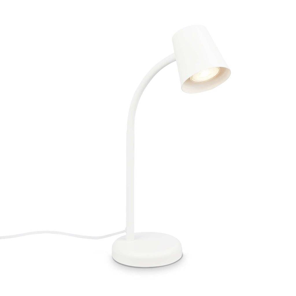 Bílá stolní lampa s ohnutým krkem a rozsvíceným stínítkem na kulaté podstavě před jednolitým bílým pozadím.