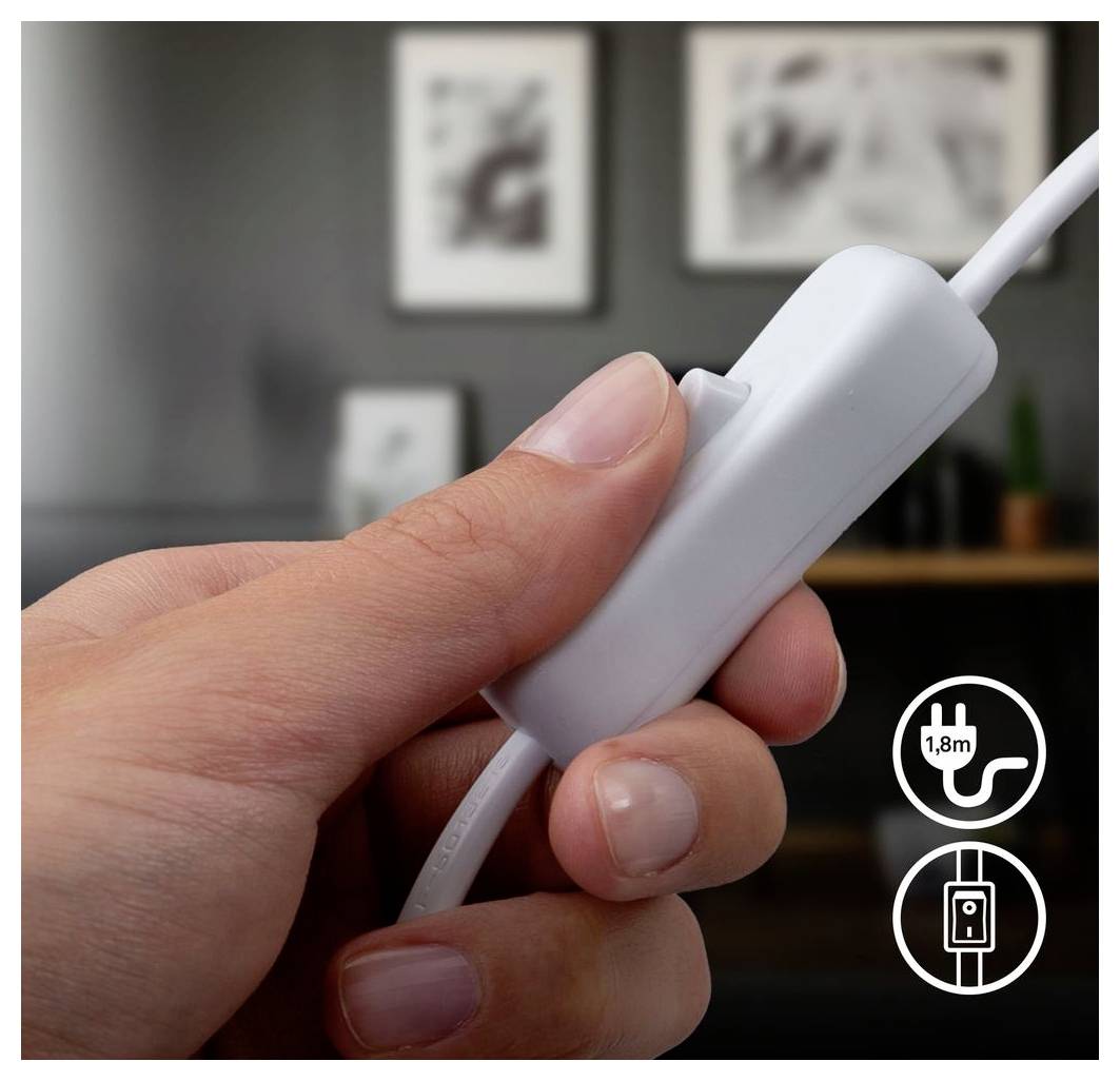 Detailní záběr ruky držící bílý kabel s vestavěným konektorem, s ikony ukazujícími délku kabelu 1,8 m a detail konektoru.