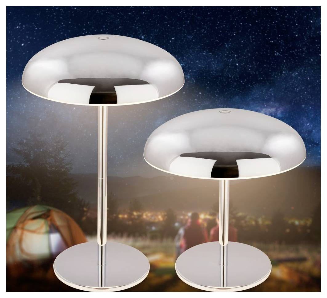Dvě moderní stříbrné stolní lampy ve tvaru houby s kulatými podstavami, zobrazené na pozadí nočního kempu s stanem a vzdálenými světly.