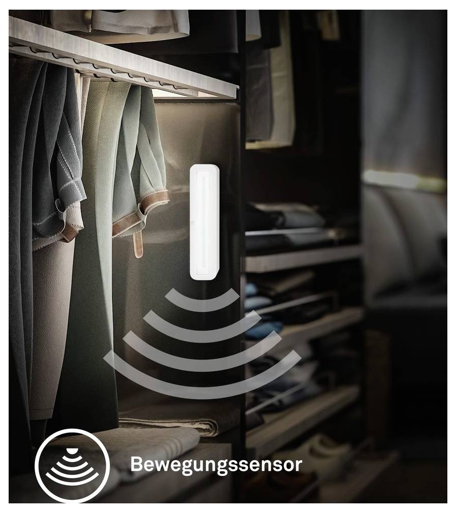 Interiér skříně s visícím oblečením a ikonou snímače pohybu označenou 'Bewegungssensor' (senzor pohybu), která naznačuje automatické osvětlení nebo detekci.