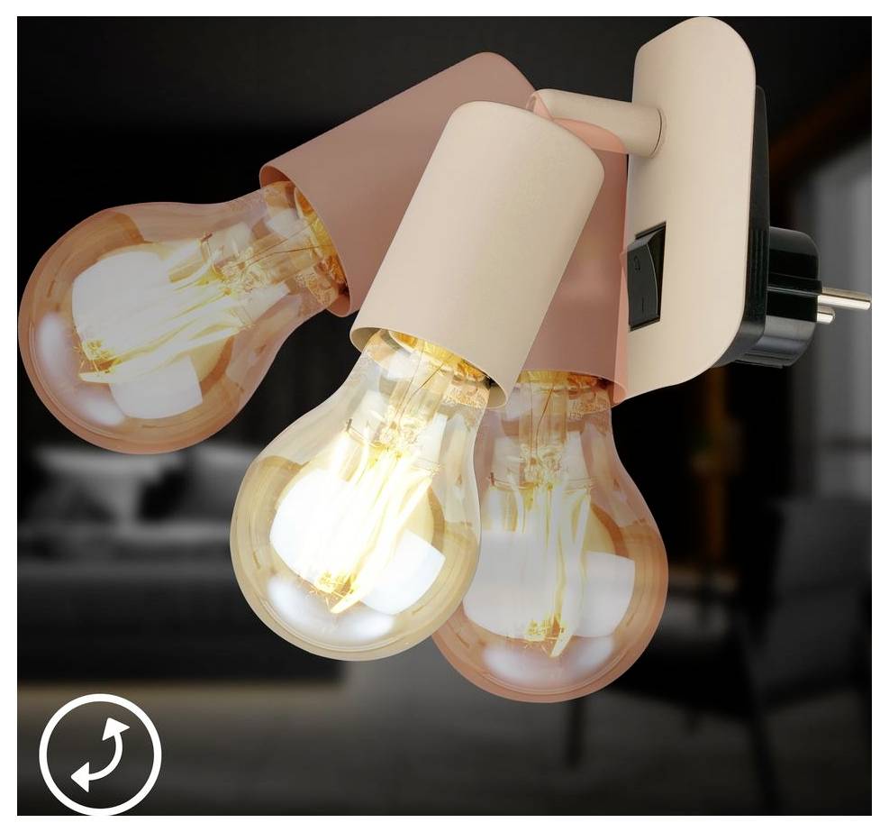 Tři svítící žárovky namontované na béžové vícežárovkové lampě s evropským adaptérem zásuvky, zobrazené z blízka na tmavém pozadí.