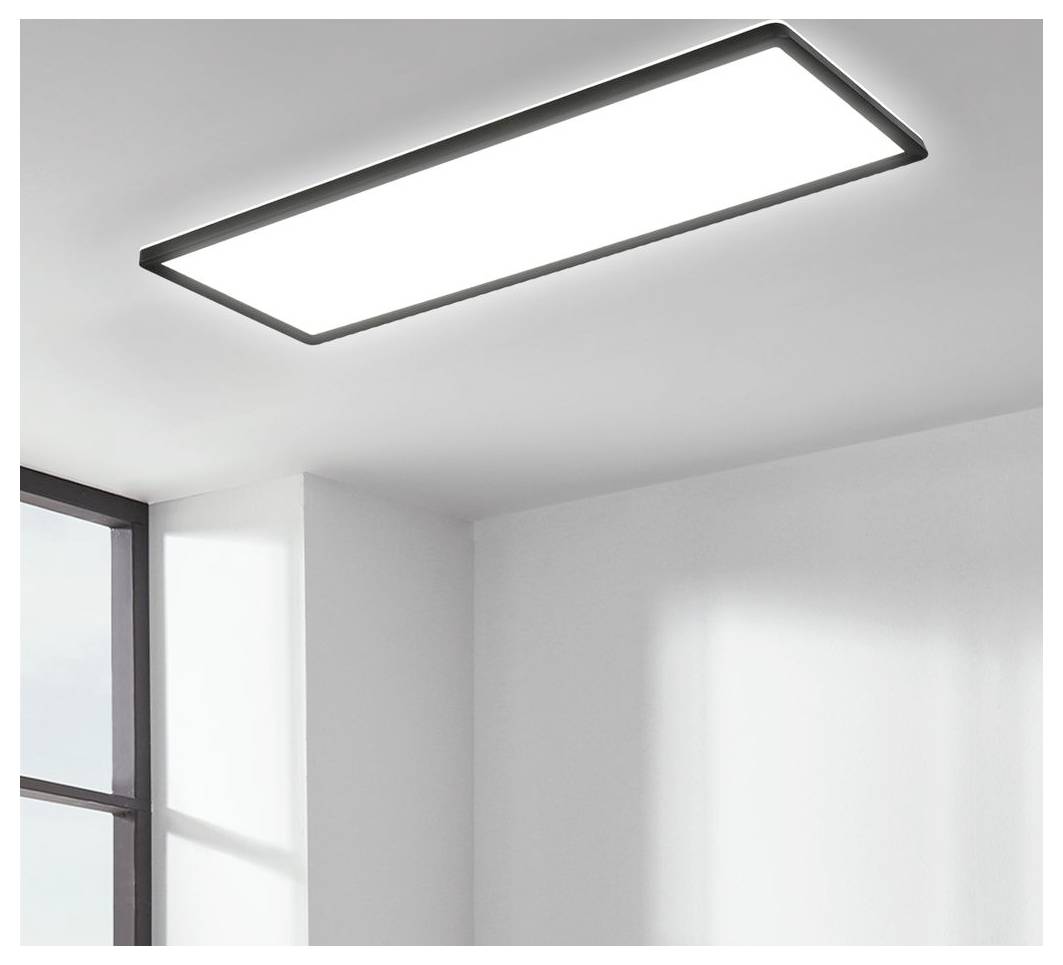 Minimalistický stropní obdélníkový LED panel v jasně bílé místnosti blízko okna.
