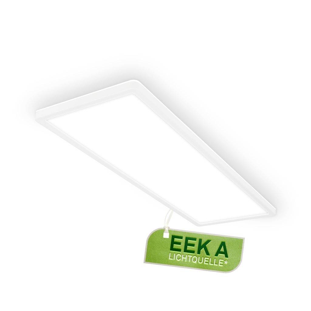 Bílý obdélníkový stropní světelný panel s visícím zeleným štítkem s nápisem "EEK A LICHTQUELLE*".