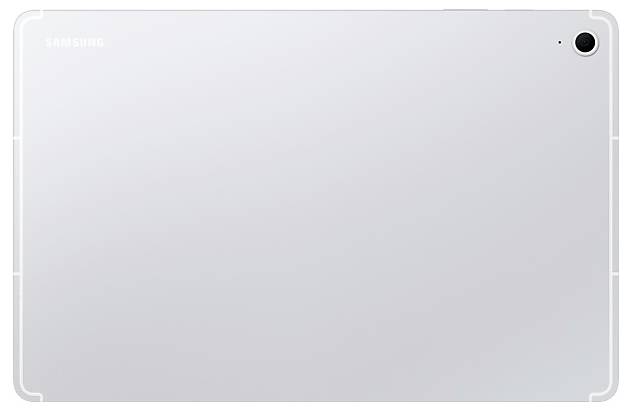Zadní strana stříbrného tabletu Samsung se zadní kamerou v pravém horním rohu.