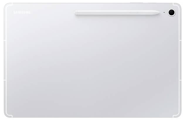 Pohled zezadu na stříbrný tablet Samsung se zadní kamerou v pravém horním rohu a stylusem umístěným na horní straně.