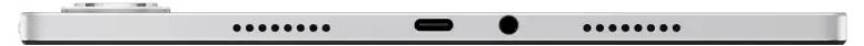 Spodní hrana stříbrného notebooku s otvory pro ventilaci, portem USB-C a otvory reproduktoru.