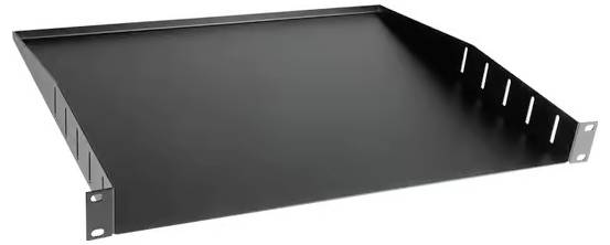 Černý kovový stojan do serverové skříně s vyvýšenými okraji a předními upevňovacími konzolami pro podporu vybavení v racku.