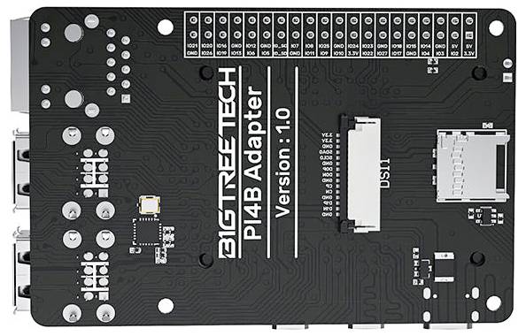 Pohled shora na desku adaptéru BigTreeTech Pi4B označený „Verze 1.0", zobrazující více konektorů a otvorů pro připevnění na černé desce plošných spojů.