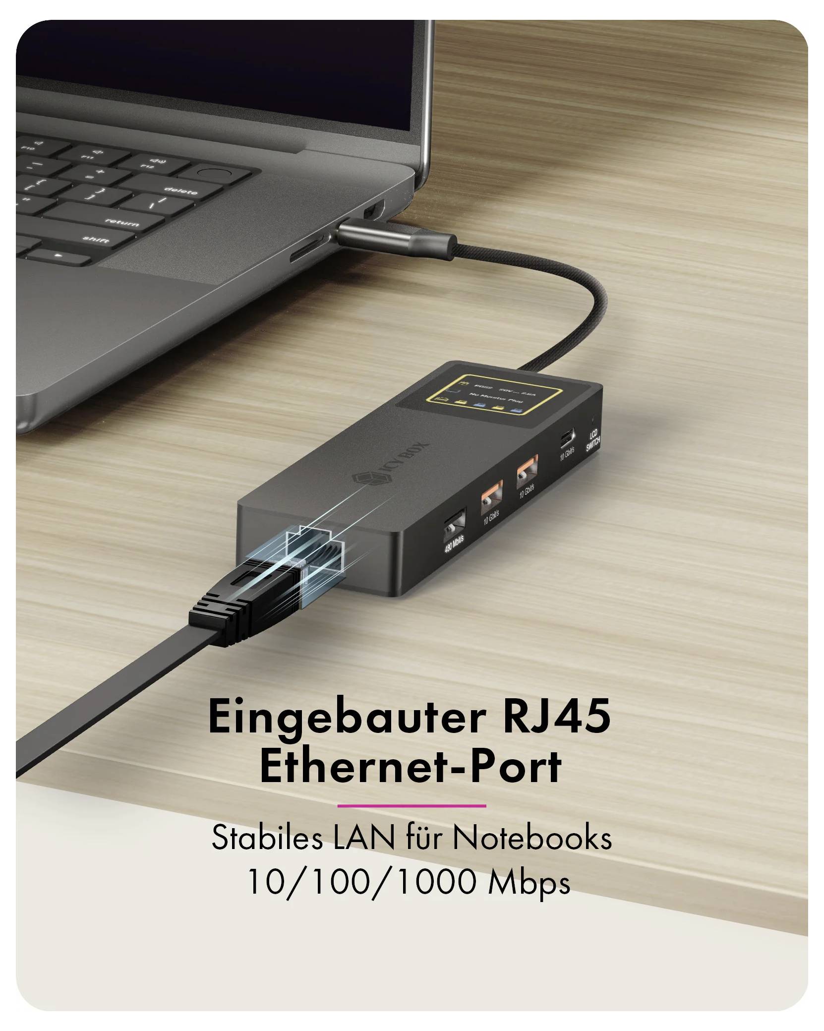 Propagační obrázek USB-C hubu nabíjejícího laptop, označený „PD 100 W upstream" a „Silný výkon nabíjení," s poznámkou „Nabíječka není součástí balení" na stole.