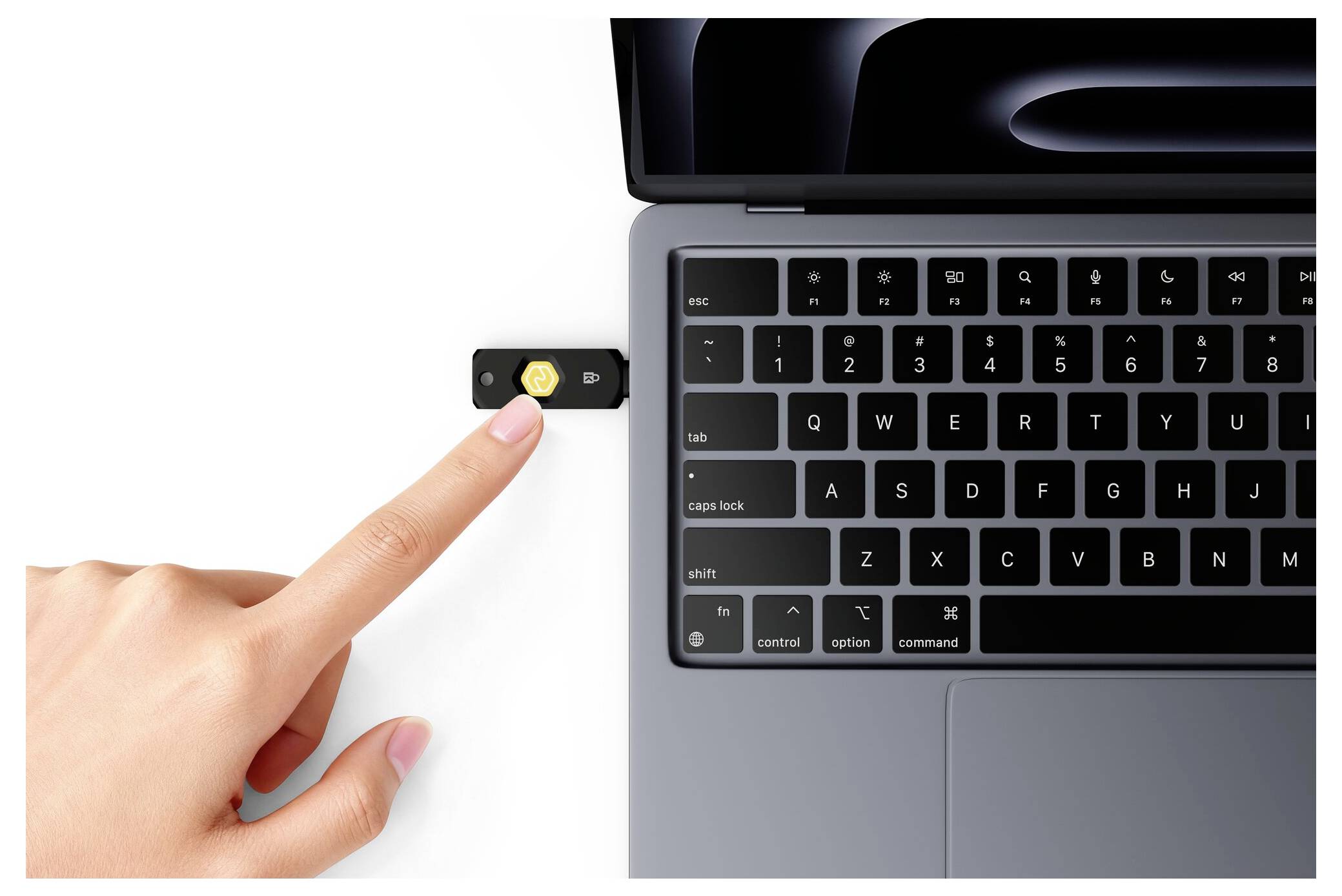 Ruka vkládá USB flash disk do portu notebooku vedle klávesnice.