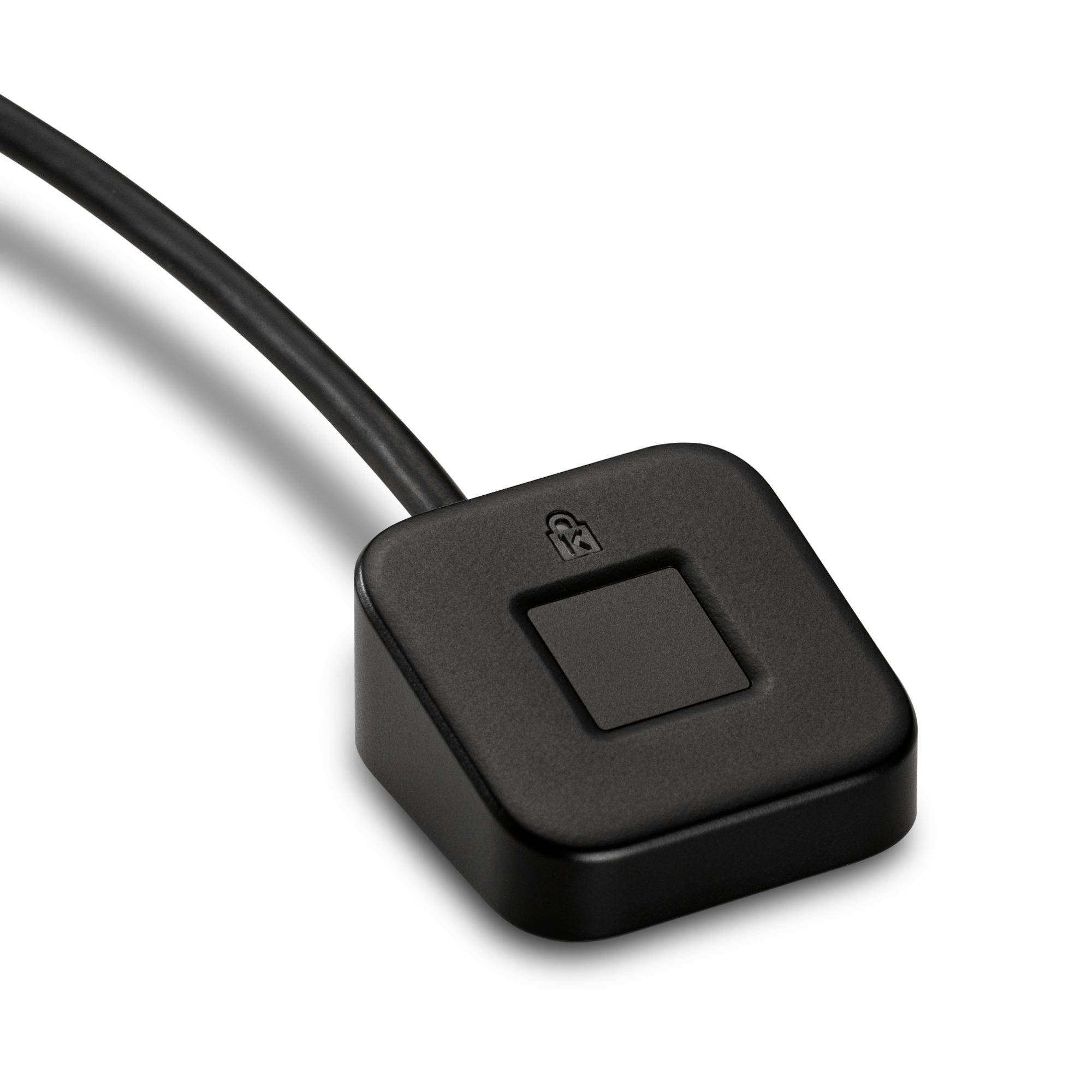 Černý bezpečnostní klíč USB se čtvercovým dotykový tlačítkem a připojeným kabelem, zobrazeným na bílém pozadí.