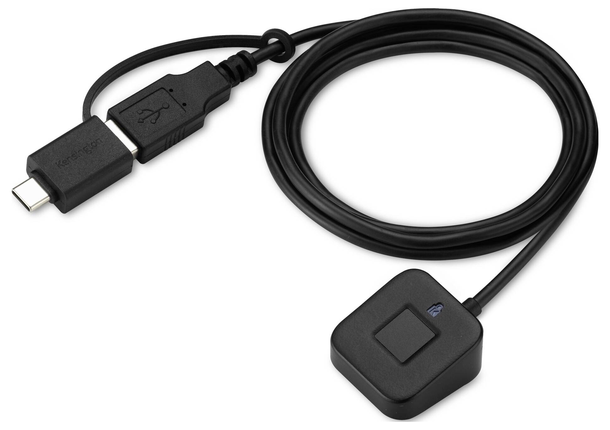 Černý USB nabíjecí kabel s konektorem USB-C a malým čtvercovým adaptérovým modulem na bílém pozadí.