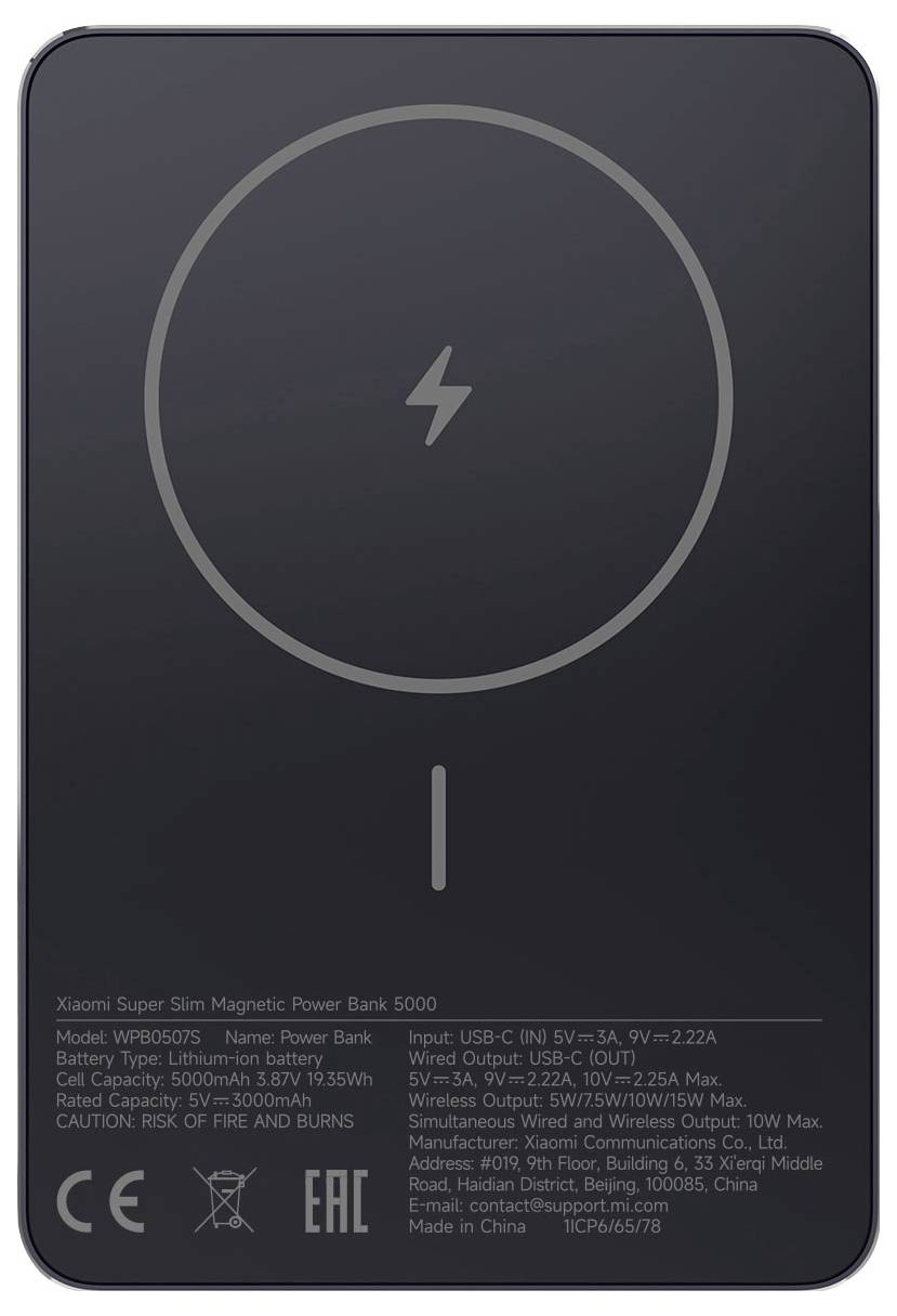 Detailní záběr na spodní hranu zařízení zobrazující centrálně umístěný port USB-C označený IN/OUT.