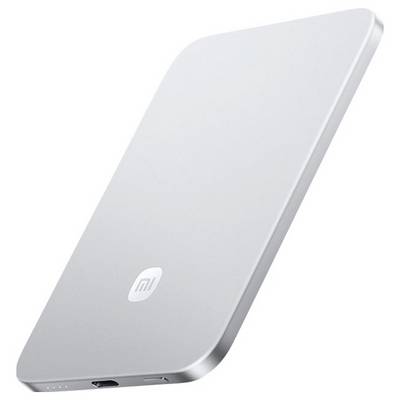 Stříbrná Xiaomi powerbanka zobrazená v úhlu pohledu se zapnutým USB-C a indikačními světly na spodní hraně.